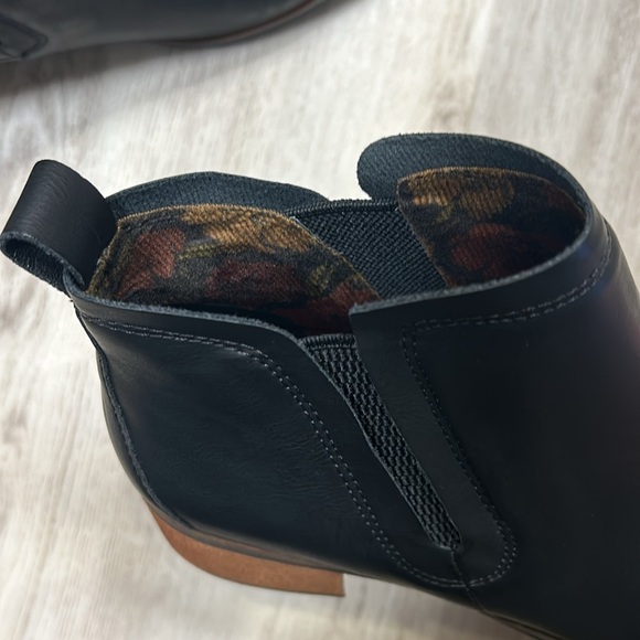 New KORKS by Kork-Ease Women's Slip-On Chelsea Comfort Lug Boot / Black Nubuck - Picture 8 of 11